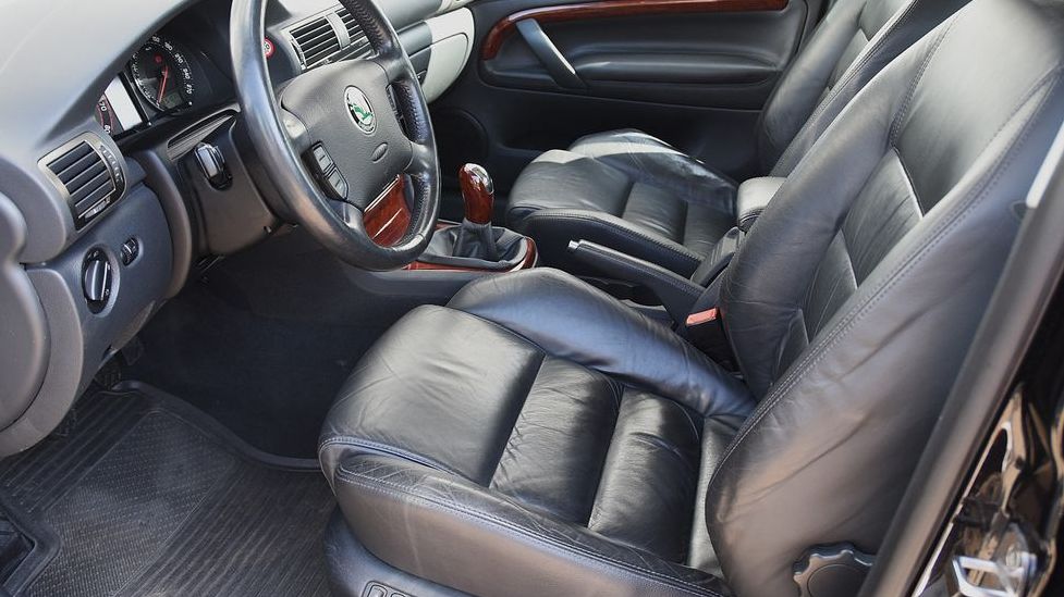 Na prodej je Škoda Superb první generace, která měla za 23 let jediného majitele. A je se šestiválcem!